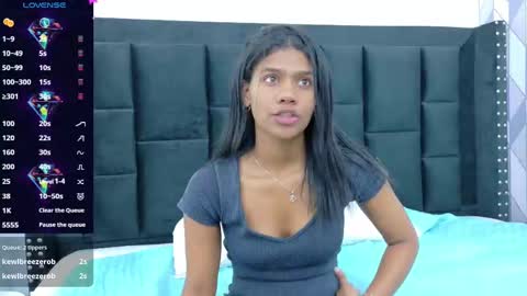 Snapshot of daddysneakinme chatting on 09-09-25, 07:46 Anny online show from 09-09-25, 07:46