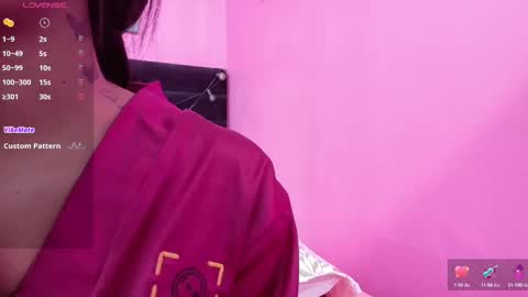 Snapshot of daddysneakinme chatting on 09-19-25, 01:45 Anny online show from 09-19-25, 01:45