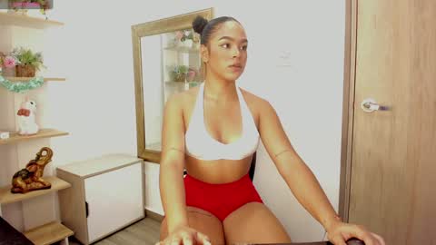 Snapshot of daenerys_targa chatting on 12-20-24, 04:20 Lesly online show from 12-20-24, 04:20