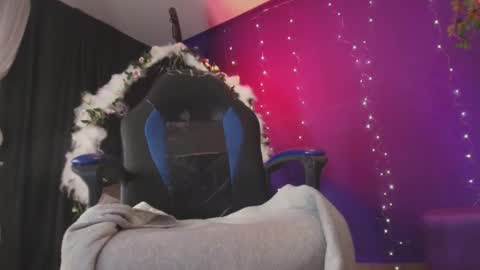 Dahlia online show from 10-28-25, 01:42