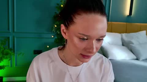 Snapshot of daily_glam chatting on 09-23-25, 12:41 daily_glam online show from 09-23-25, 12:41