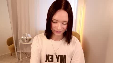 Snapshot of daily_glam chatting on 10-20-25, 12:16 daily_glam online show from 10-20-25, 12:16