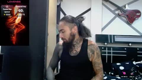 Snapshot of daimon_rock01 chatting on 02-25-26, 04:00 felipe online show from 02-25-26, 04:00