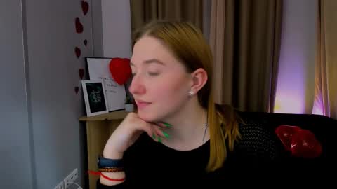 Snapshot of daisy_candy chatting on 02-26-25, 05:28 Little Di online show from 02-26-25, 05:28