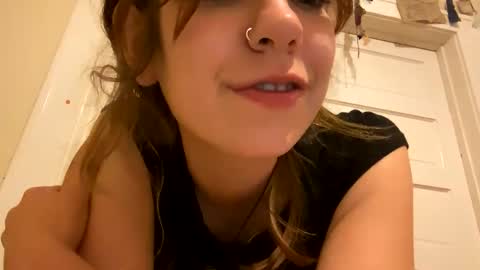 Snapshot of daisybaby699 chatting on 04-21-26, 06:41 DaisyB3 online show from 04-21-26, 06:41