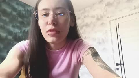 Snapshot of daisydobbin chatting on 02-20-26, 08:27 Alla online show from 02-20-26, 08:27