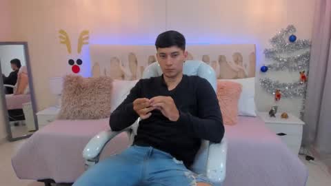 Snapshot of damian23_ chatting on 12-17-24, 12:33 DAMIAN online show from 12-17-24, 12:33
