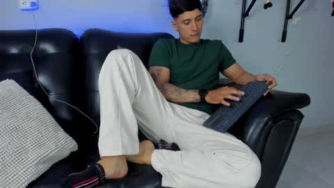 Snapshot of damian23_ chatting on 12-21-24, 04:09 DAMIAN online show from 12-21-24, 04:09