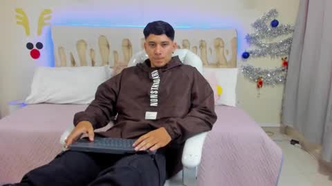 Snapshot of damian23_ chatting on 12-21-24, 01:21 DAMIAN online show from 12-21-24, 01:21