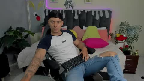 Snapshot of damian23_ chatting on 12-30-24, 12:20 DAMIAN online show from 12-30-24, 12:20