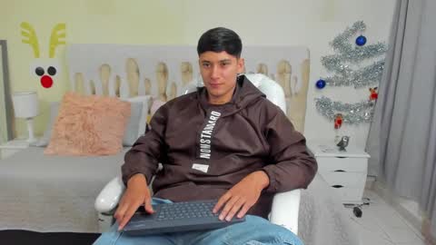 Snapshot of damian23_ chatting on 01-02-25, 12:57 DAMIAN online show from 01-02-25, 12:57