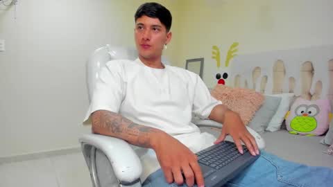 Snapshot of damian23_ chatting on 01-02-25, 04:02 DAMIAN online show from 01-02-25, 04:02