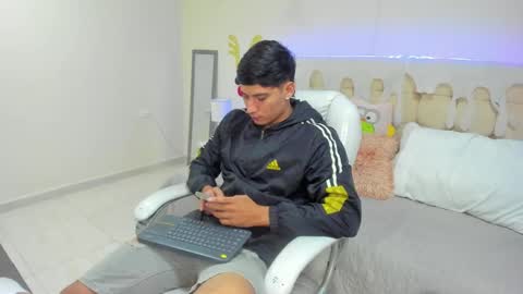 Snapshot of damian23_ chatting on 01-07-25, 12:20 DAMIAN online show from 01-07-25, 12:20