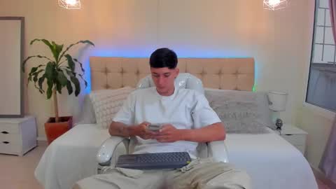 Snapshot of damian23_ chatting on 01-15-25, 12:25 DAMIAN online show from 01-15-25, 12:25