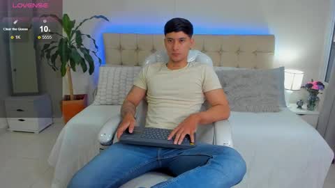 Snapshot of damian23_ chatting on 01-22-25, 12:27 DAMIAN online show from 01-22-25, 12:27
