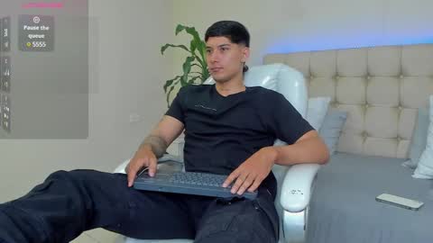 Snapshot of damian23_ chatting on 02-04-25, 12:33 DAMIAN online show from 02-04-25, 12:33