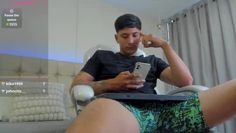 Snapshot of damian23_ chatting on 02-04-25, 03:36 DAMIAN online show from 02-04-25, 03:36