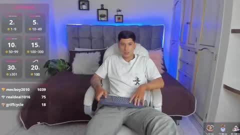 Snapshot of damian23_ chatting on 02-08-25, 12:39 DAMIAN online show from 02-08-25, 12:39