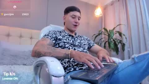 Snapshot of damian23_ chatting on 09-22-25, 12:18 DAMIAN online show from 09-22-25, 12:18