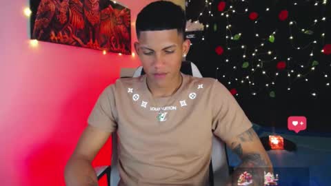 Snapshot of damian_latinxxx chatting on 12-20-24, 07:55 Damian online show from 12-20-24, 07:55