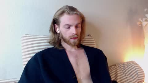 Snapshot of damien_diamond chatting on 02-20-25, 01:25 damien_diamond online show from 02-20-25, 01:25