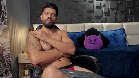 Snapshot of dann_saenz chatting on 01-20-25, 09:53 Dann saenz online show from 01-20-25, 09:53