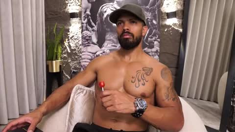 Snapshot of dann_saenz chatting on 03-25-26, 01:06 Dann saenz online show from 03-25-26, 01:06