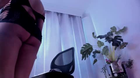 Snapshot of danna_stewart chatting on 02-19-25, 09:47 Paulina online show from 02-19-25, 09:47