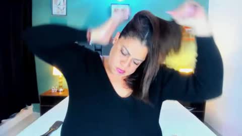 Snapshot of dannaboobsx chatting on 11-17-25, 12:49 Hilary online show from 11-17-25, 12:49