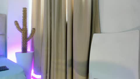 DannaHadid online show from 12-19-24, 06:12