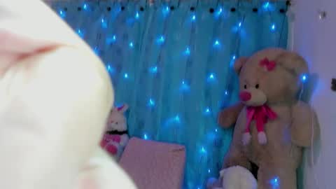 Danna Sofia jeins online show from 11-19-25, 02:50