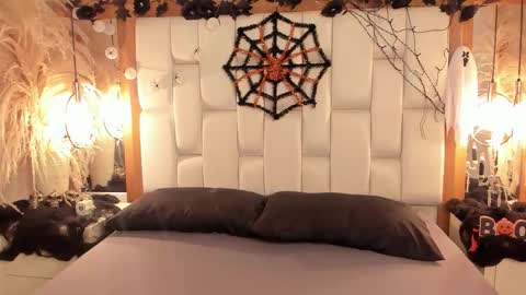 daphne_and_roger online show from 10-31-25, 11:00