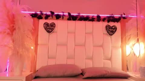 Snapshot of daphne_and_roger chatting on 02-25-26, 11:09 daphne_and_roger online show from 02-25-26, 11:09