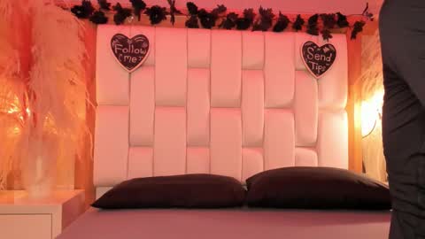 Snapshot of daphne_and_roger chatting on 02-26-26, 11:09 daphne_and_roger online show from 02-26-26, 11:09