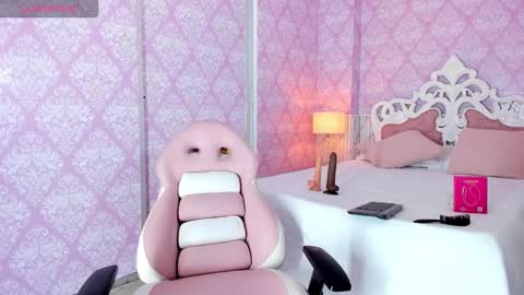 Snapshot of dara_petite_ chatting on 11-09-25, 12:42 online show from 11-09-25, 12:42