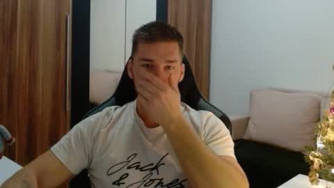 darius_94 online show from 01-06-26, 06:17