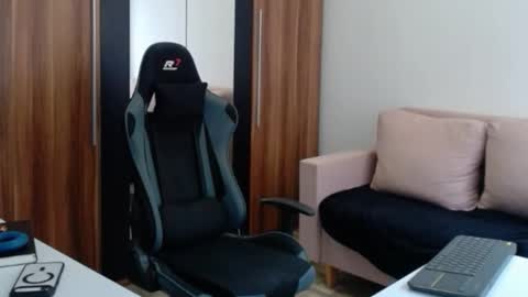 darius_94 online show from 02-15-26, 07:51