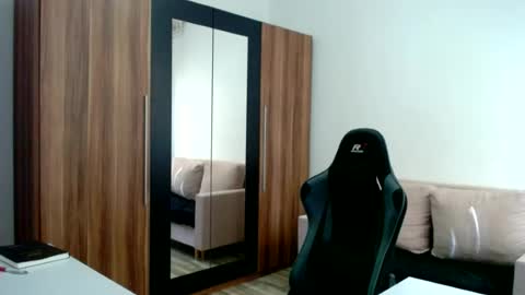 darius_94 online show from 06-18-26, 06:57