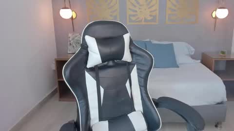 M I K A E L A online show from 03-01-25, 12:01