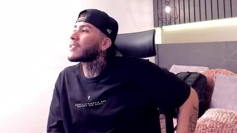 Snapshot of darkgoldengaze chatting on 11-11-25, 02:17 Dark online show from 11-11-25, 02:17