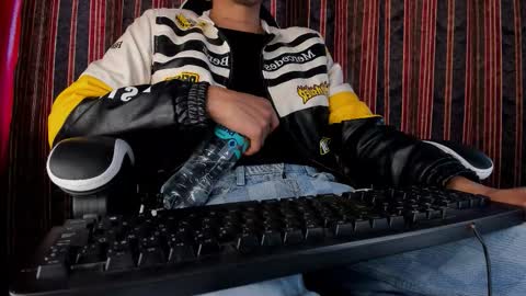 Snapshot of darkodark0 chatting on 11-29-25, 06:44 Darko online show from 11-29-25, 06:44