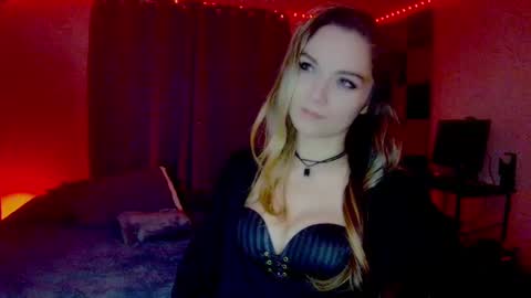 Snapshot of darkskullmistress chatting on 09-17-25, 01:51 roseredgoddess online show from 09-17-25, 01:51
