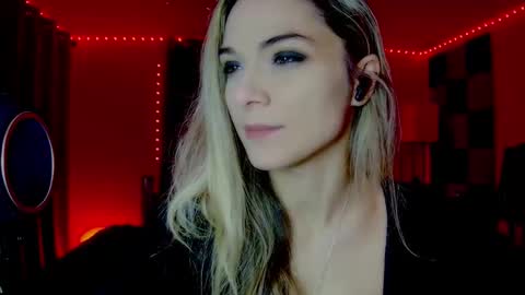 Snapshot of darkskullmistress chatting on 11-06-25, 04:02 roseredgoddess online show from 11-06-25, 04:02