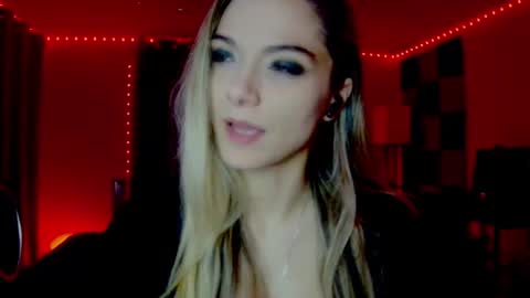 Snapshot of darkskullmistress chatting on 11-07-25, 04:01 roseredgoddess online show from 11-07-25, 04:01