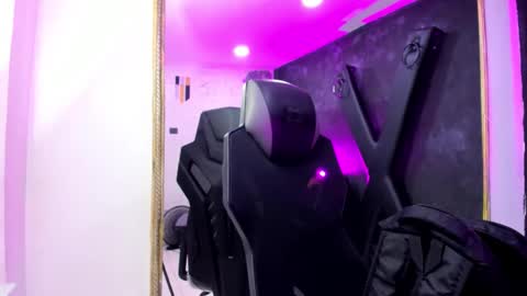 Snapshot of darlingbdsm_ chatting on 11-17-25, 12:55 Darling online show from 11-17-25, 12:55