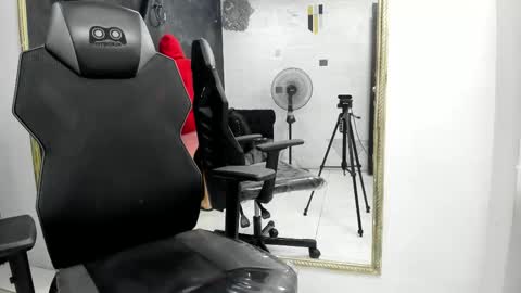 Snapshot of darlingbdsm_ chatting on 11-24-25, 12:27 Darling online show from 11-24-25, 12:27