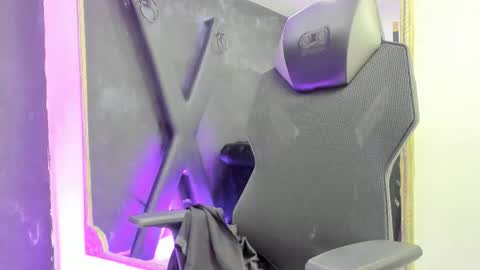 Snapshot of darlingbdsm_ chatting on 11-30-25, 02:43 Darling online show from 11-30-25, 02:43