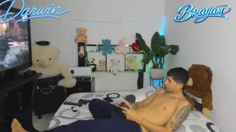 Snapshot of darwinandbrayan chatting on 02-17-26, 08:15 darwinandbrayan online show from 02-17-26, 08:15