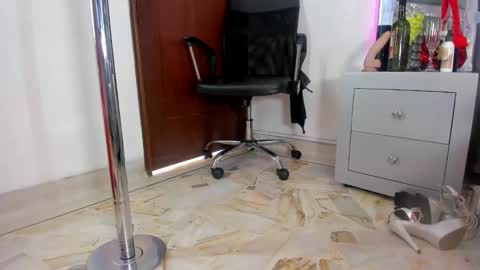 Snapshot of dashafoxxx chatting on 02-17-25, 04:15 Dasha Foxxx online show from 02-17-25, 04:15