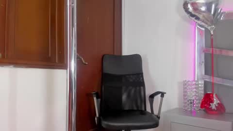 Snapshot of dashafoxxx chatting on 02-18-25, 03:43 Dasha Foxxx online show from 02-18-25, 03:43